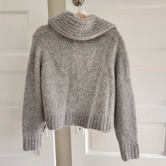 Beautiful Banana Republic Sweater - Picture 2 of 5